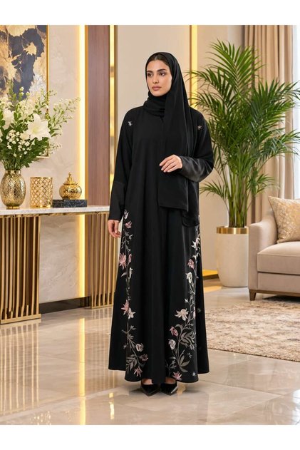عباية نسائية سوداء بتطريزات زهرية أنيقة،