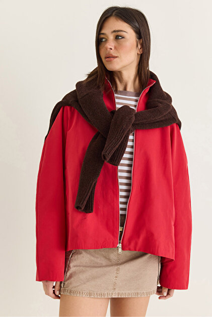 Kadın Kırmızı Oversize Dik Yaka Fermuarlı Reglan Kol A Kesim Kısa Trençkot 2100 60286511