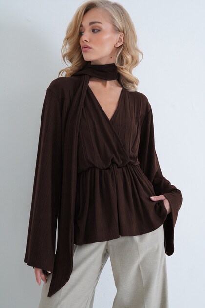 Brauner zweireihiger Damenrock mit Rüschen und selbstbindendem Gürtel, Camisole-Bluse Alc-X14428