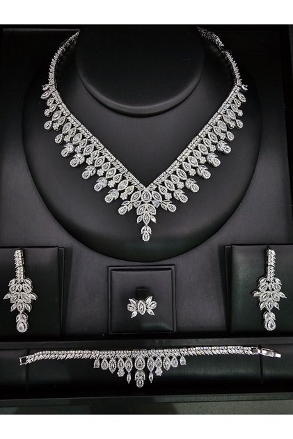 Accessory Set / Zircon with a Design of Hanging Leaves
