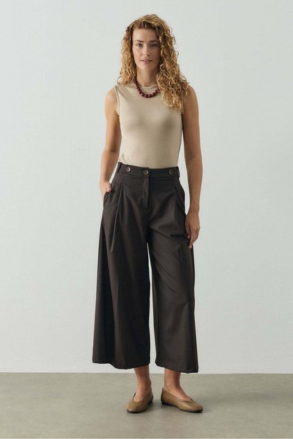 Acı Kahve Üç Düğme Detaylı Crop Pantolon