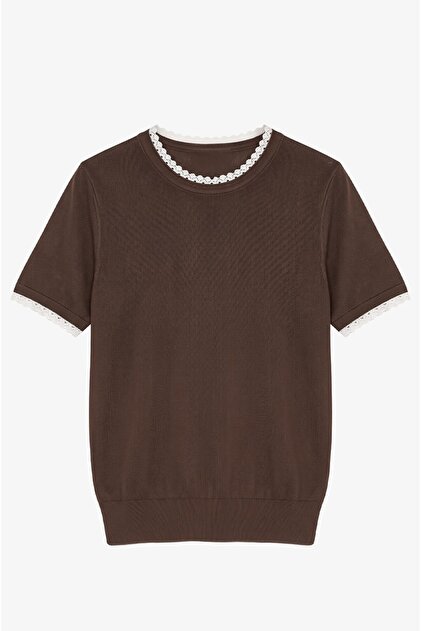Brauner, mit Spitze verzierter Kurzarmpullover