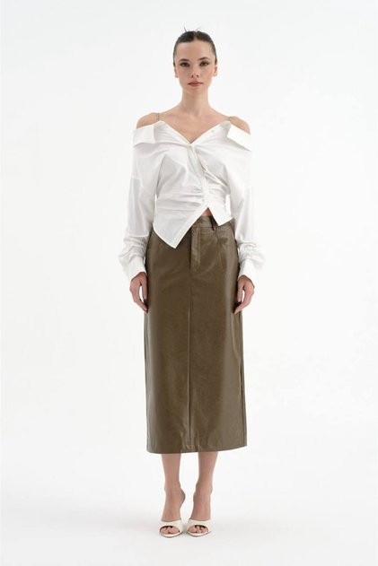 Women's off-the-shoulder shirt with metal strap detail and fitted waist design