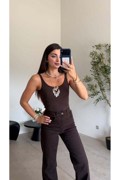 بلوزة دينا كروب مع حزام بني