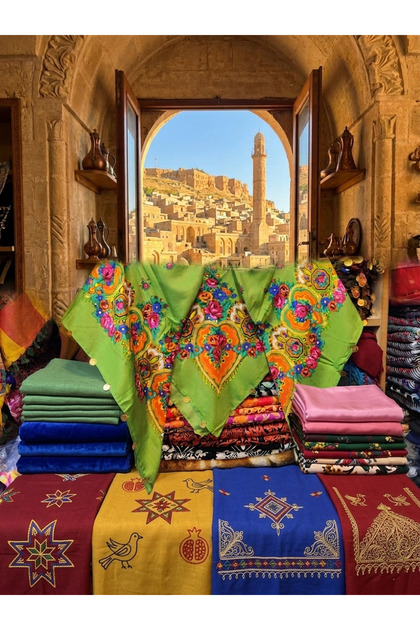 Mardin yöresine ait çiçek desenli ve pullu geleneksel Mardin yazması (Hamavi desen tülbent/başörtüsü).