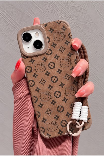 iPhone 13 / 14 / 15 Uyumlu Premium İpli Askılı El Geçmeli Bileklikli Hello Kitty Desenli Mat Dokulu Telefon Kılıfı – Kahverengi