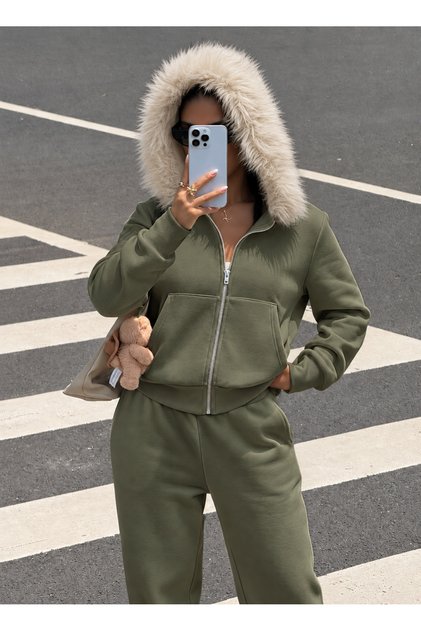 Green Zippered Hooded Sweatshirt Tracksuit Set – Furry Hood, Pockets, Comfortable Fit