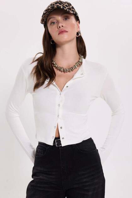 Kadın Slim Fit Dark Kesim Bisiklet Yaka Önden Çıtçıt Detaylı Uzun Kollu Fitilli Kısa Ekru Crop Bluz