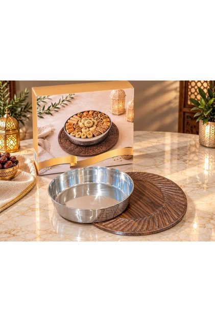 صينية تقديم ستيل دائريه للمعجنات أو الحلويات وغيرها - بقاعدة خشبية (لون غامق) (قطر 24 سم - ارتفاع 7 سم) مزخرفة بنقوش خطوط هندسية إشعاعية.