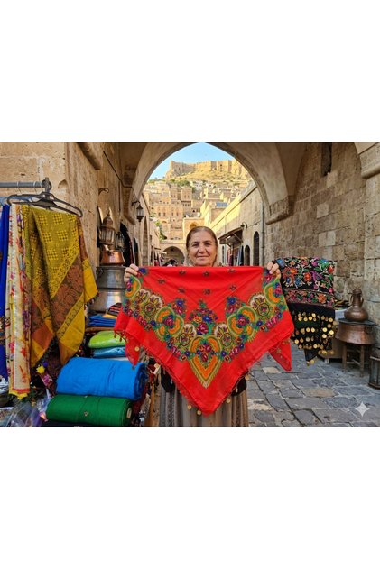 Mardin yöresine ait çiçek desenli ve pullu geleneksel Mardin yazması (Hamavi desen tülbent/başörtüsü).