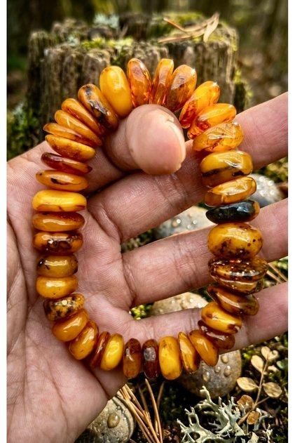 Old Drop Amber Bracelet Is a Legendary Item.