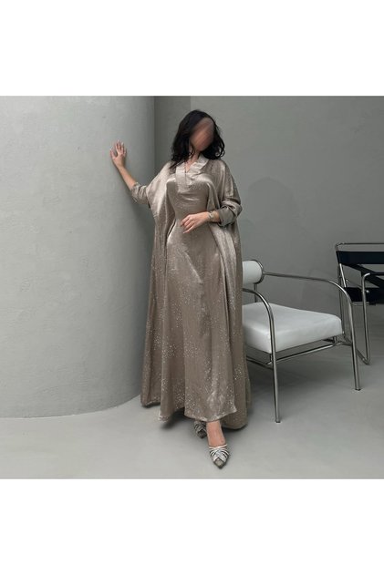جلابية وقفطان نسائي بتصميم محتشم وقصة عادية مع تطريزات متنوعة