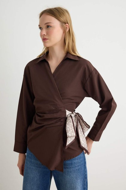 Braune zweireihige Bluse mit Bindedetail TWOAW27BZ00317