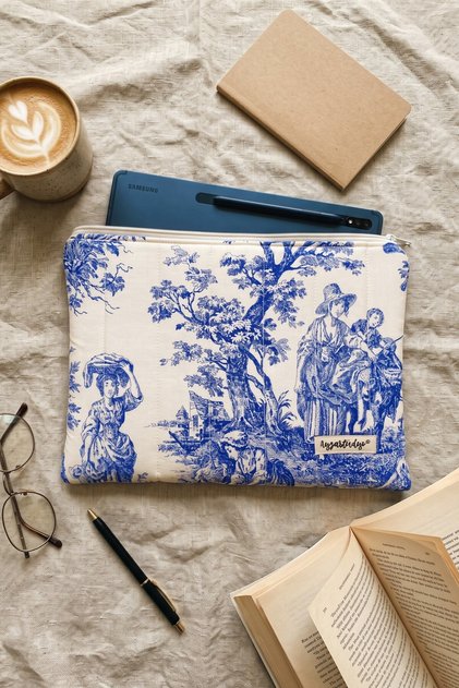 Toile De Jouy Mavi Desenli Tablet Kılıfı 10-12 inç iPad Uyumlu Fermuarlı Yumuşacık Dolgulu