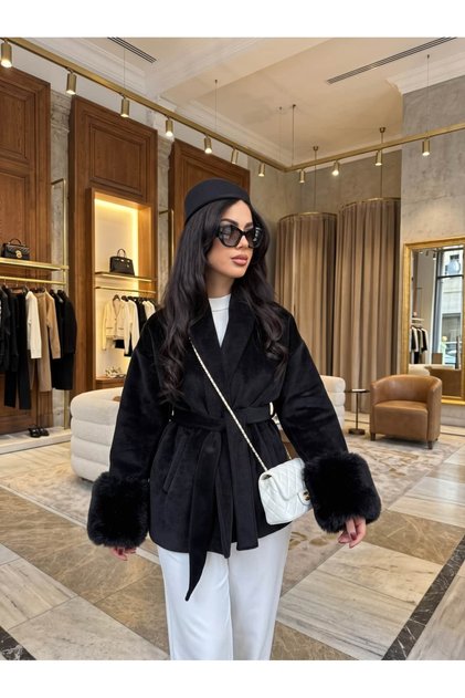 Siyah Şal Yaka Kol Ucu Kürklü Belden Bağlamalı Kaşe Kaban & Ceket, adın Siyah Kolları Kürk Detaylı Kuşaklı Kaşe Kaban – Lüks Peluş Manşetli Kruvaze Kısa Palto