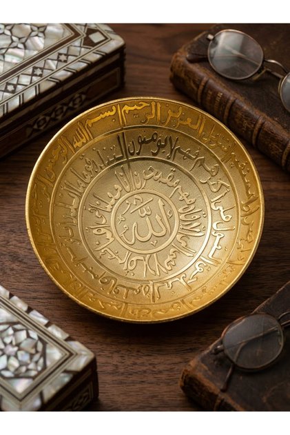 وعاء مزخرف ذهبي اللون بخط عربي من سورة يس