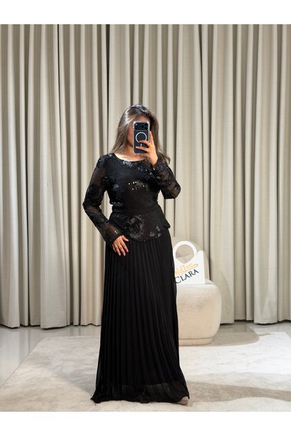 Luxurious Dress with Delicate Embroidery and an Elegant Touch