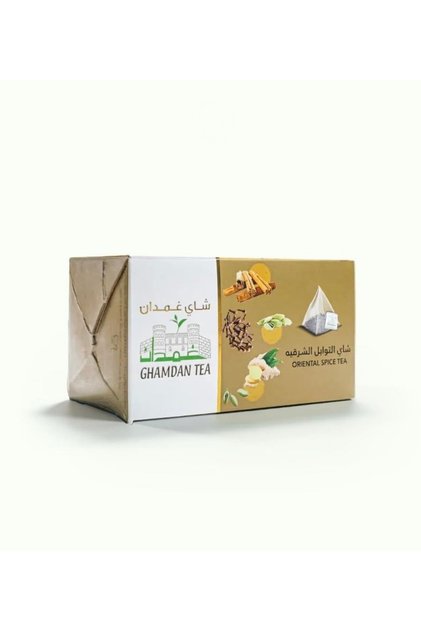 شاي التوابل الشرقية تحتوي على 20 كيسًا هرميًا ، ويجمع القرفة والقرنفل والهيل والزنجبيل في كوب دافئ برائحة شرقية.