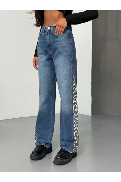 Modern Wide-Leg Jeans with Blue Jean and Leopard Detail