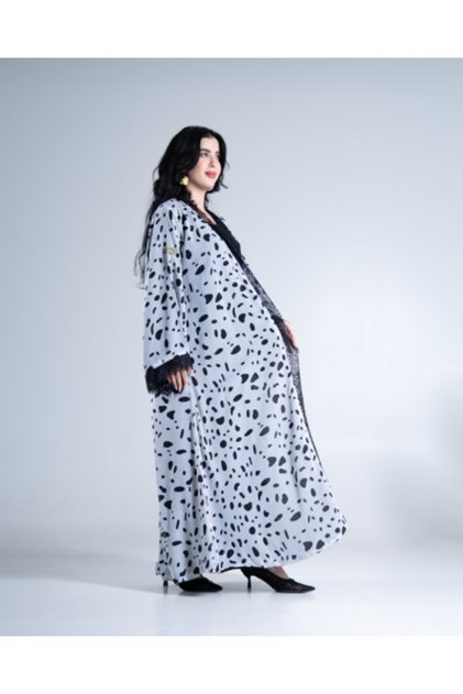 Swana Abaya with Double Face Chiffon Fabric and White Lace Decorations