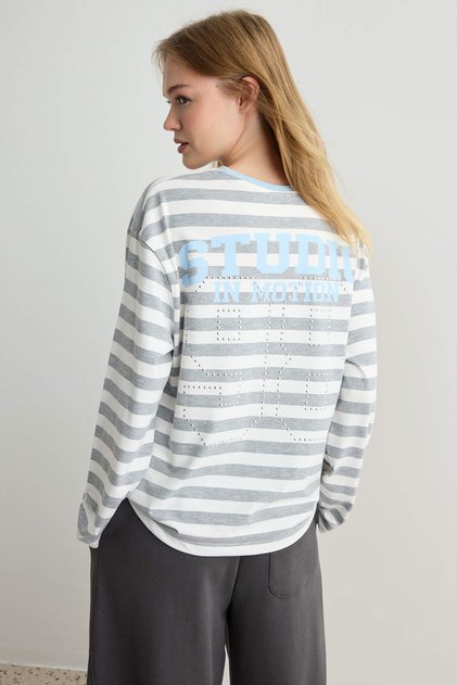 Gri Melanj Çizgili Ön ve Arka Slogan Baskılı Kontrast Yaka Detaylı Örme T-Shirt TWOAW27TS00127