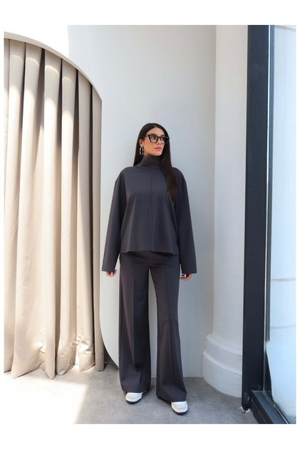 Double Suit with High Collar and Front Stitching