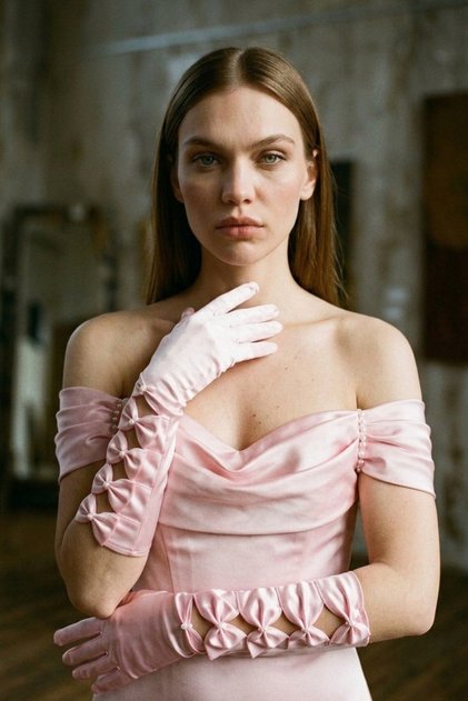 Pink Velvet Vibes Kadın Sıralı Fiyonklu Pencereli Uzun Saten Eldiven Opera Boy