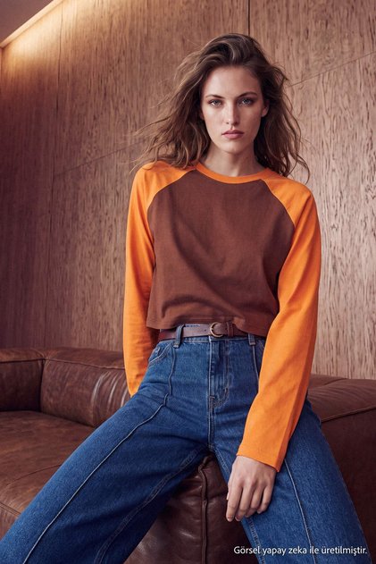 Kahverengi Renk Bloklu Reglan Kol Beyzbol Crop Örme T-Shirt TWOAW27TS00116