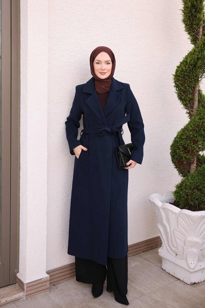 معطف طويل باللون الأزرق الداكن مع حزام خصر