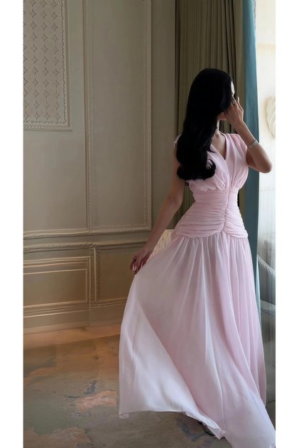 A Pink Dress That Embodies the Elegance of Femininity and the Softness of Luxury.