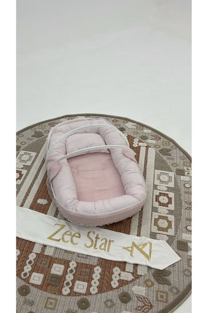 Portable foldable baby crib with mosquito net