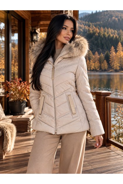 Geacă crem cu guler din blană naturală, detașabil prin fermoar, model matlasat elegant, cu închidere prin fermoar și accesorii decorative în zona buzunarelor, ideală pentru sezonul rece