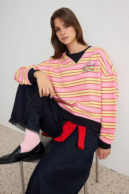 Açık Pembe Çizgili Oversize/Geniş Kesim Bisiklet Yaka Örme Sweatshirt TWOAW27SW00168