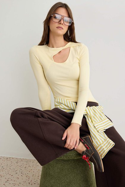 Açık Sarı Düz Fitted Bisiklet Yaka Standart Kol Uzun Premium Yumuşak Örme Bluz TWOSS26BZ00247