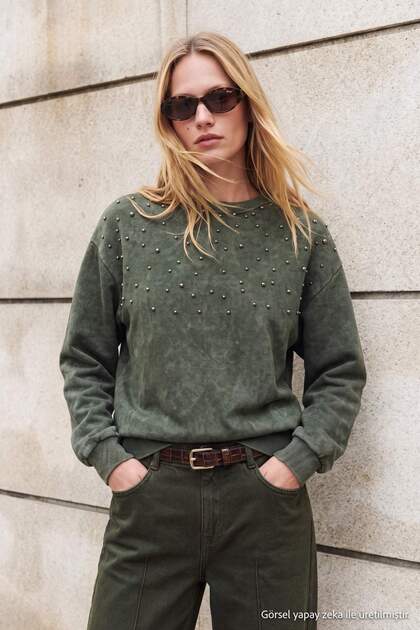 Haki Eskitme/Soluk Efektli Kalın İçi Polarlı İnci Detaylı Regular Örme Sweatshirt TWOAW24SW00152