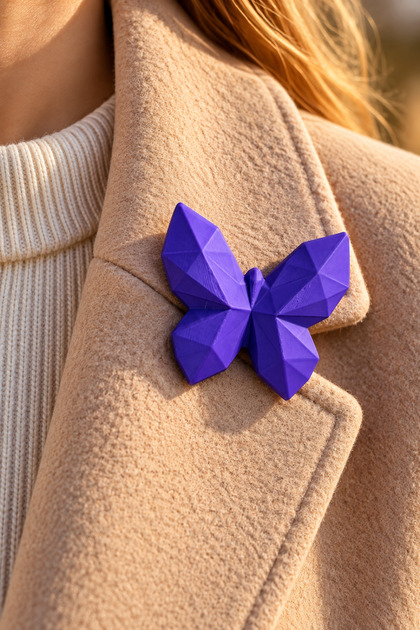 Mărțișor Broșă Fluture Mov Geometric – Accesoriu Modern, 6 × 6 × 2 cm