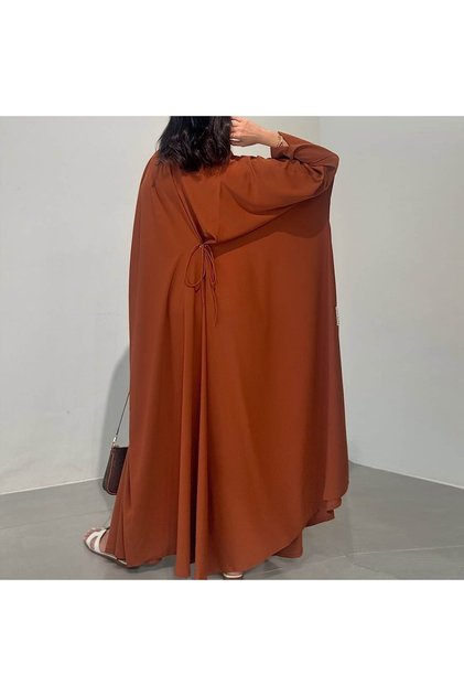 عباءة نسائية محتشمة بقصة عادية