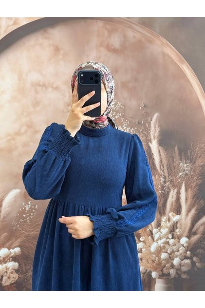 Kadife Dokulu Büzgü Detaylı Tesettür Elbise