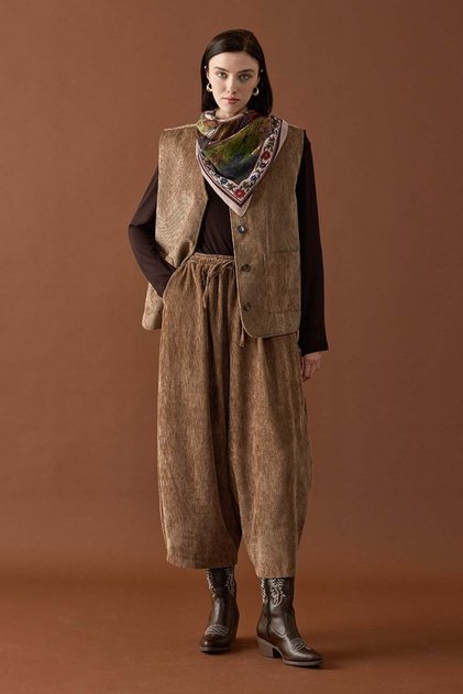 Set vestă din catifea cu detalii nasturi caramel și pantaloni shalwar din catifea texturată caramel