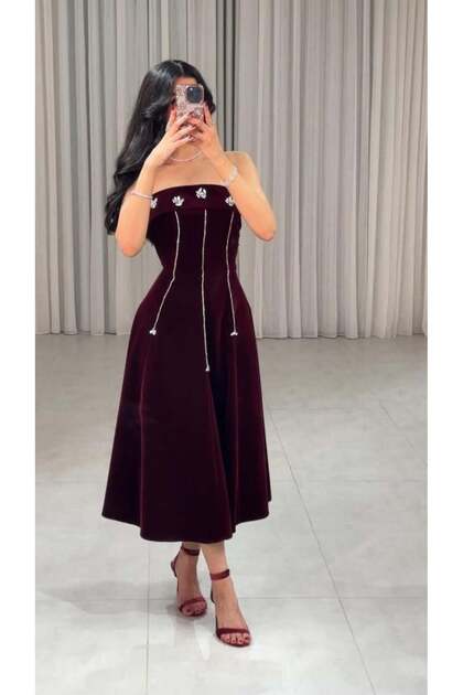 Top Dress Embellished with Burgundy Accessory