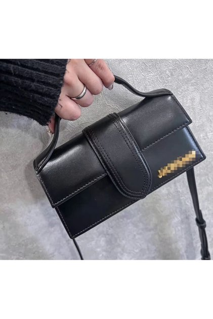 Le Bambino leather handbag – features an adjustable crossbody strap