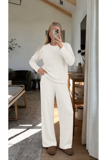 Women's Long Sleeve Patterned Report Fabric Soft Pajama Set – Relaxed Fit Crew Neck Bottom Top Set