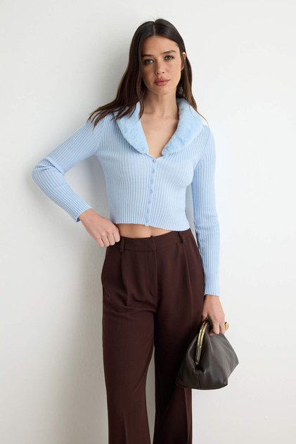 Açık Mavi Çıkarılabilir Kürk Detaylı Fitted Triko Hırka TWOAW27HI00164