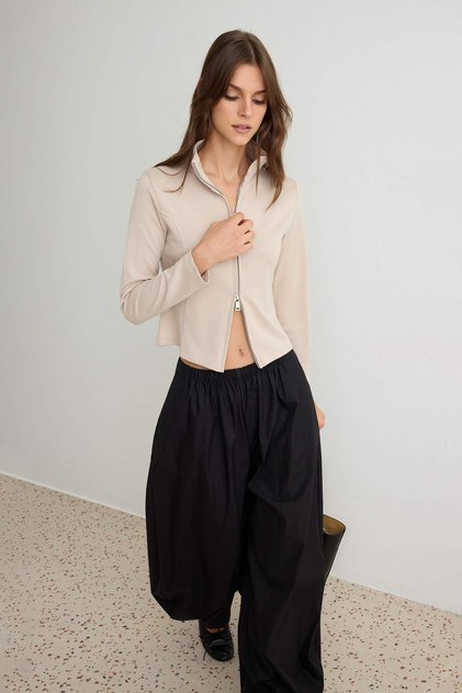 Taş Dik Yaka Fitted/Vücuda Oturan Crop Fermuarlı Örme Sweatshirt TWOAW27SW00241