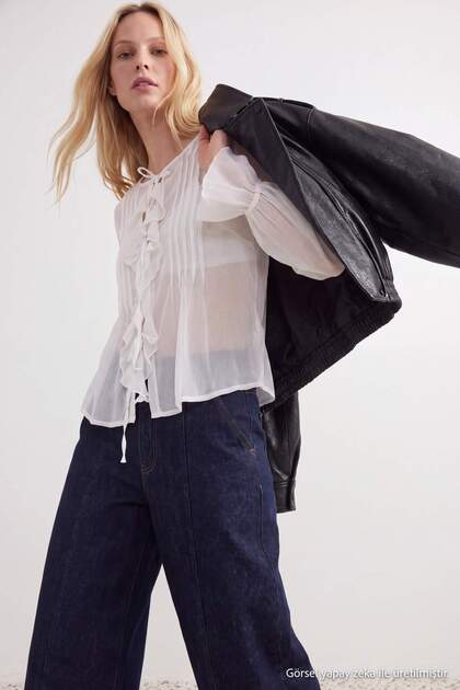 Weißes Boho-Hemd mit Rüschendetails und Chiffon-Gummidetails TWOSS25GO00141