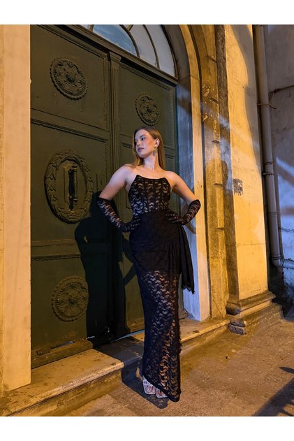 Rochie lungă de damă, fără bretele, cu șliț, detaliu tip șal și dantelă, cu mănuși