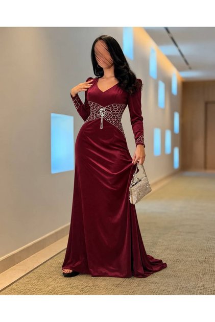 فستان نسائي من المخمل بخصر مزين بتطريز فضي فاخر وأكمام طويلة ب اللون العودي