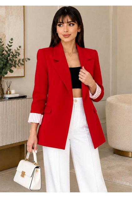 سترة نسائية حمراء كبيرة الحجم مبطنة بنمط خطوط
