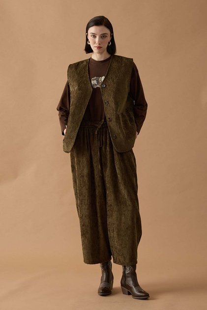 Set vestă din catifea kaki cu detalii nasturi și pantaloni shalwar din catifea kaki cu textură