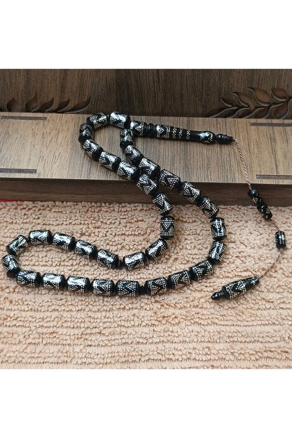 مسبحة كوكا فاخرة مطرزة بالفضة بكثافة، مصنوعة بحرفية خاصة، بتصميم كبسولي.